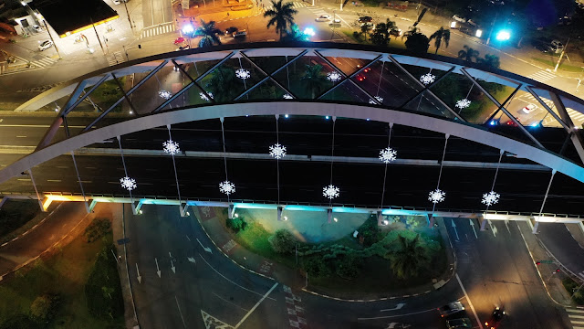 Viaduto metálico terá decoração aérea com flocos de neve..